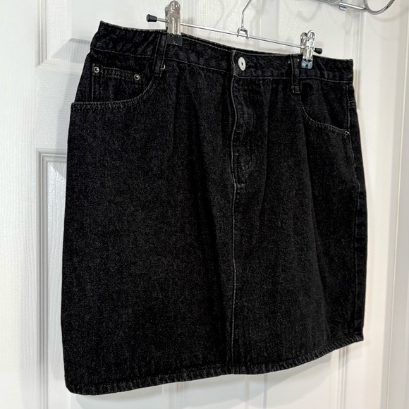 Chouyatou Classic Black Denim Mini Skirt Women Waist 34" - Picture 3 of 9